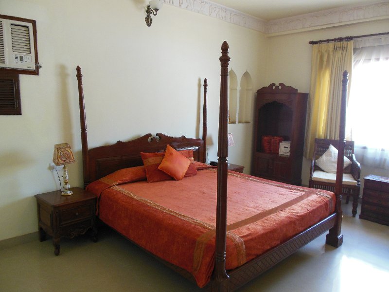 kamer_hotel dera rawatsar.jpg - een fraaie kamer hebben we hier. gelegen op de eerste verdieping met zicht op het zwembad.